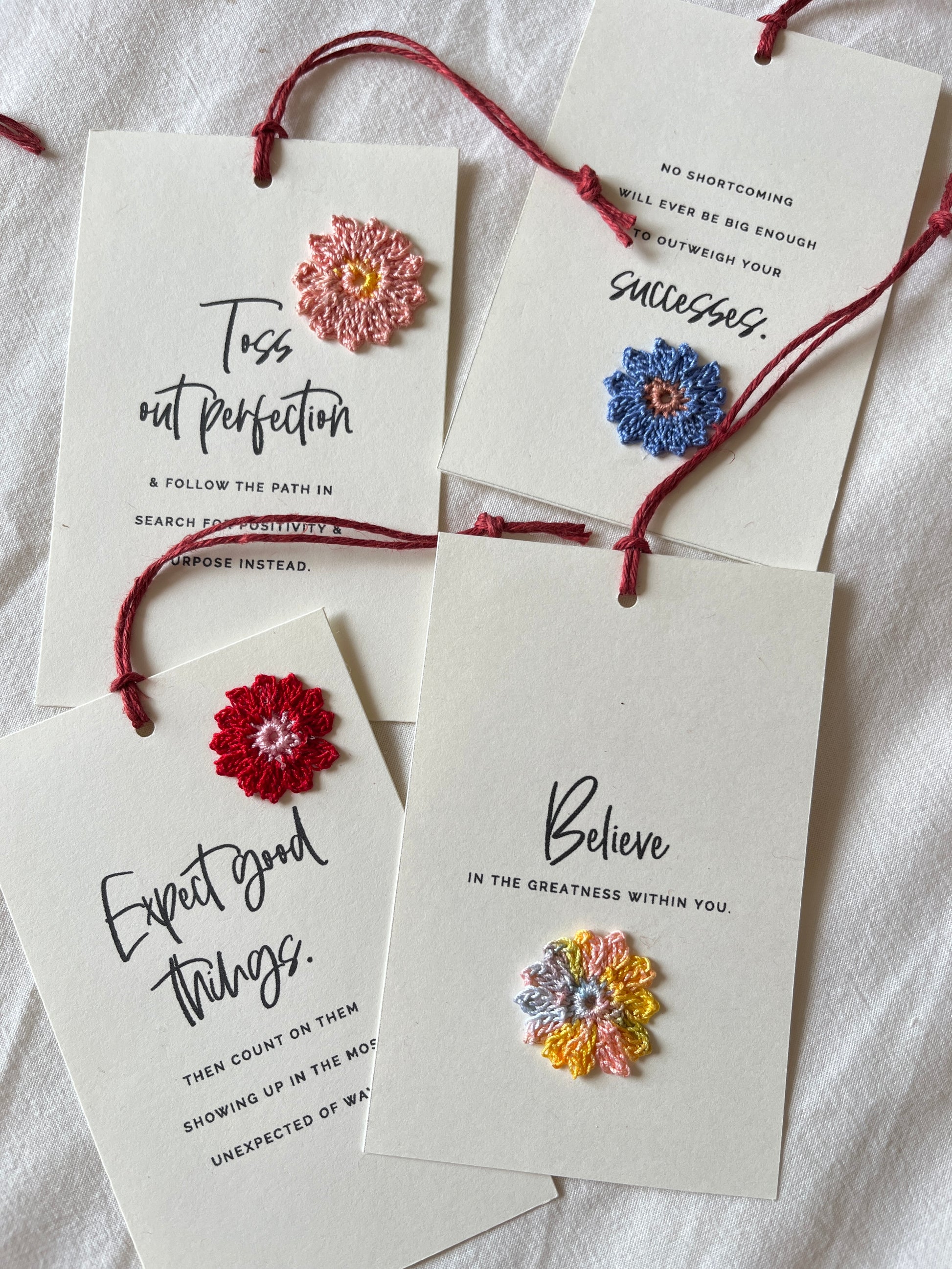 4 notecards with inspirational quotes embellished with colorful crochet flower motifs. Crochet Motif Inspiration Notecard, Handmade Card, Gift Tag, Bookmark, Flower embellishment, Daisy Motif, Mindful Quotes, Positivity Quotes